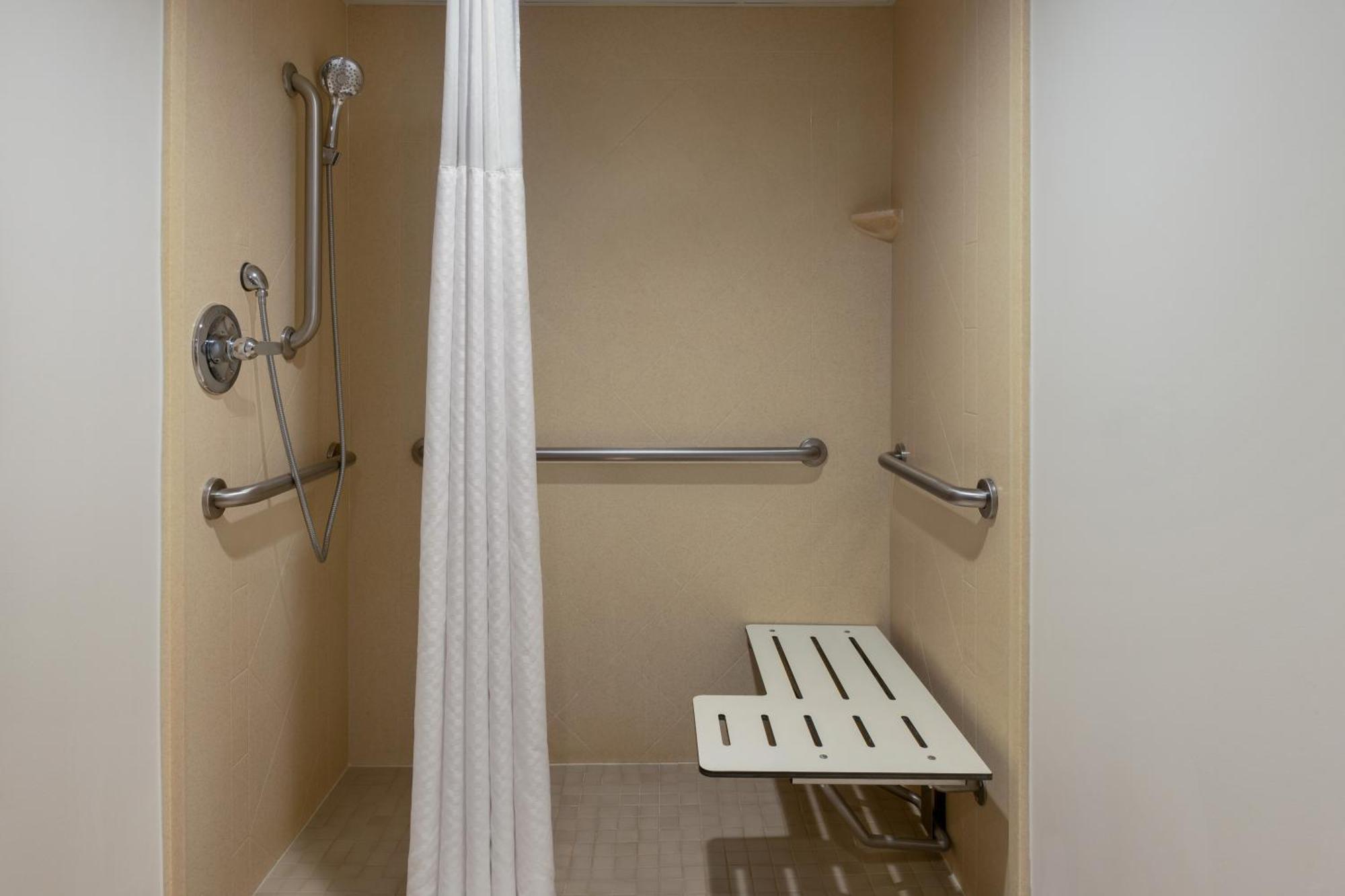 La Quinta Inn & Suites By Wyndham Lake George Kültér fotó