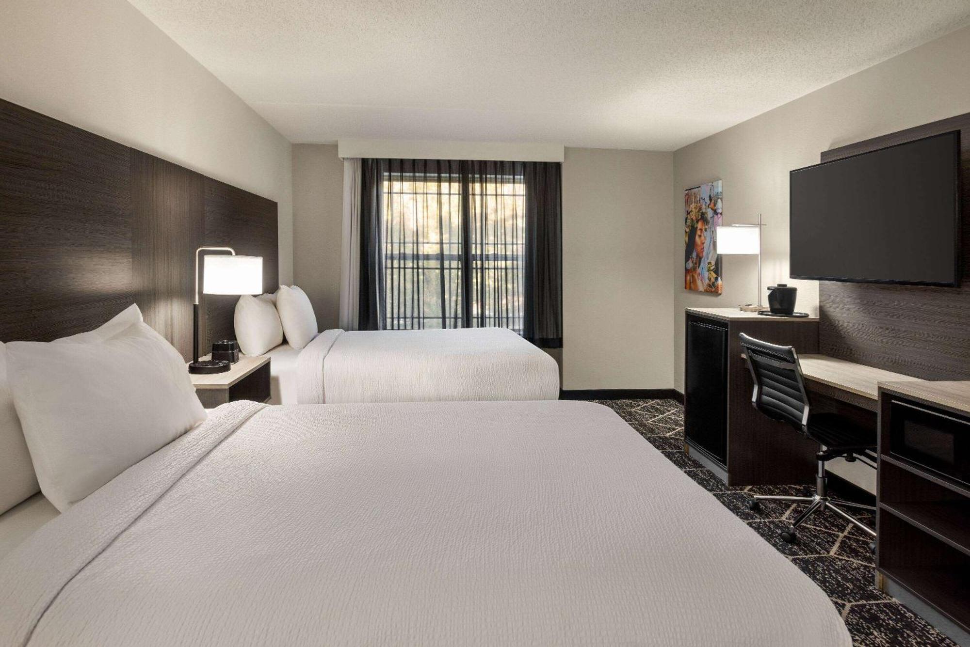 La Quinta Inn & Suites By Wyndham Lake George Kültér fotó